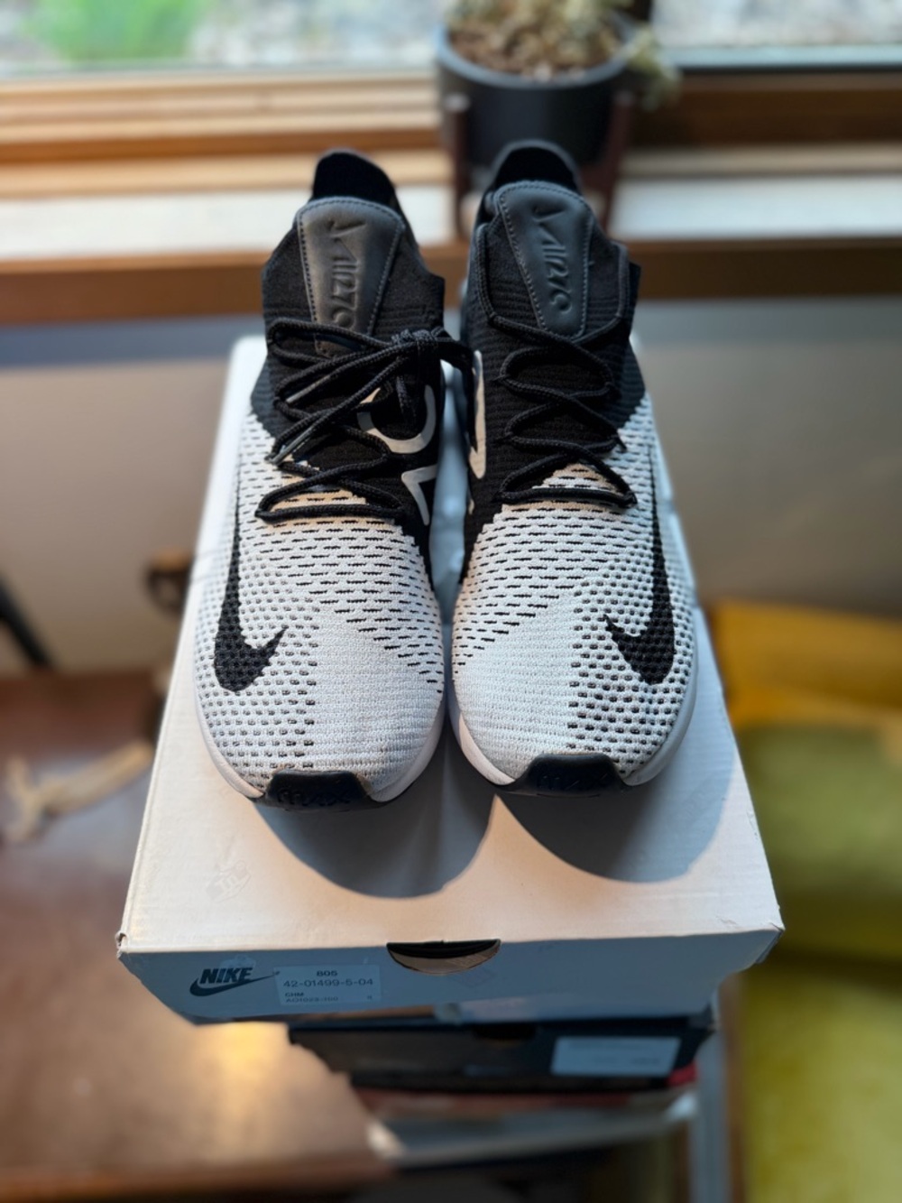 Nike Airmax 270 US10.5M Flyknit Trainers - Black & White